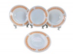 TERMO-REY, quatro (4) pratos, sendo 3 fundos e 1 raso, confeccionados em vidro opalinado na tonalidade branca com decoração GRAVATINHA na tonalidade abóbora, 1 fundo e 1 raso bicado, fundo medindo 22,5cm e raso 23cm.