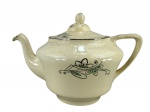 JOHNSON BROS, Linha Victorian, um (1) bule para chá confeccionado em faiança inglesa na tonalidade creme, decorado por elementos florais filetados em prata com realces em tom verde, apresenta craquele e marcas do tempo, tampa emperrada, medindo 15x23x15cm.