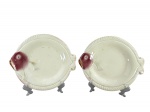 FAIANÇA TCHECA, par (2) de pratos para peixes confeccionados em faiança theca na tonalidade creme representando peixe esmaltado em policromia, ambos apresentam pequenos bicado, medindo 27,5x24cm.