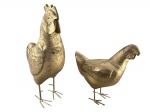 ESCULTURAS, duas (2) esculturas representando galinhas confeccionadas em madeira entalhada a mão com pintura dourada e pés em ferro, medindo 40x27cm e 27x27cm, apresentam fissuras na madeira e falhas na patina.