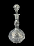 CRISTAL, uma (1) licoreira confeccionada em cristal translucido com rica lapidação em dedões, caneluras e esferas em baixo relevo com leves sinais de fungos internos e tampa com parte interna com discretos bicados, medindo 29cm de altura.