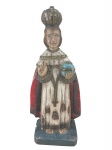 ARTE SACRA, um (1) imaginário confeccionado em madeira entalhada a mão representando Menino Jesus de Praga, pintura em policromia com realces em ouro velho, apresenta leves falhas na patina, medindo 44cm de altura.