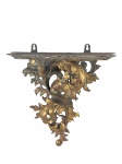 DIVERSOS, uma (1) peanha confeccionada em madeira entalhada com patina dourada, entalhada por arabescos em vazados com tampo recortado com ausência da forração em tecido, falhas na patina, medindo 29,5x30x17,5cm.