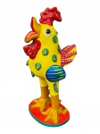 Gerardo Ortega, uma (1) escultura mexicana confeccionada em barro cozido representando galo (barro betus), em pose de canto, pintura em rica policromia com realces relevados, medindo 28cm de altura.