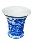 PORCELANA CHINESA, um (1) vaso cônico confeccionado em porcelana oriental na tonalidade branca, decorado por pagodes chineses, pássaros, arvoredos e elementos vegetalistas na tonalidade azul, marcado no fundo, vide foto, medindo 25x26cm.