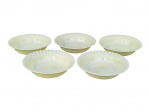 COLOREX, cinco (5) bowls confeccionados em vidro na tonalidade creme com moldagem em caneluras, medindo 3,5x12,5cm.