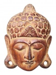 DIVERSOS, uma (1) máscara decorativa representando Buda confeccionada em madeira entalhada a mão, medindo 29,5x21cm.
