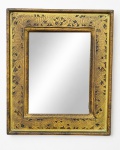 ESPELHO, um (1) espelho de parede com moldura confeccionada em madeira com capa de metal dourado ricamente cinzelado por elementos vegetalistas em vazados na madeira, apresenta falhas na douração, necessitando polimento, medindo 31x25,5cm.