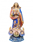 ARTE SACRA, uma (1) imaginária representando Nossa Senhora da Conceição, confeccionada em madeira entalhada a mão com pintura em policromia e realces em ouro, apresemtando fissuras nas cabeças da Santa, dos anjos e na base, pequenas falhas na patina, medindo 29cm de altura.