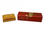 DIVERSOS, duas (2) caixas porta jóias, sendo: A) 1 confeccionada em madeira com rica decoração geométrica em marchetaria, apresenta pequenas falhas, medindo 5x15,5x10,5cm e B) 1 retangular confeccionada em madeira com pintura laqueada na tonalidade vermelha, decorado por elementos florais, vegetalistas e pássaro em vasta douração e policromia, não possui chave, apresenta falhas na laca, medindoi 7,5x30,5x10,5cm.