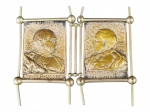 COLECIONISMO, duas (2) placas metálicas retratando Príncipe Otto von Bismarck e Imperador Guilherme II (Wilhelm II) com falhas na prateação, moldura em metal com leves mossas, vide foto, medindo 8,5x10cm.