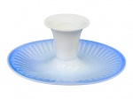 Bing & Grndahl, um (1) castiçal confeccionado em porcelana dinamarquesa na tonalidade branca, borda em degradê na tonalidade azul com ondulações realçadas, medindo 6,5x13,5x10,5cm.