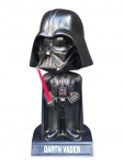 COLECIONISMO, um (1) boneco Darth Vader Wacky Wobbler Bobble-Head produzido pela marca Funko sob a licença oficial da Lucasfilm, confeccionado em material plástico na tonalidade preta, icônico vilão de Star Wars segurando seu sabre de luz vermelho, fixado sobre uma base preta com a inscrição texturizada "DARTH VADER", leves marcas do tempo, medindo 17,5cm.