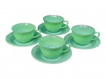 OPALINAS, quatro (4) xícaras para chá com seus respectivos pires confeccionados em OPALINA na tonalidade verde com moldagem em caneluras e vestígios de filetes em ouro na borda, medindo 6x11,5x9,5cm.