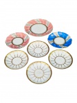 PORCELANAS, lote com sete (7) peças confeccionadas em porcelana na tonalidade branca de modelos distintos, sendo: A) 4 pires para chá com decoração de filetes em ouro com falhas na douração, medindo 13cm, B) 2 pires para chá da marca SCHUMANN, decorada na cor rosa e branca com elementos florais em ouro, falhas na douração, medindo 15cm e C) 1 prato para sobremesa da marca SCHUMANN, decorada na tonalidade rosa com elements florais em ouro, medindo 20cm, falhas na douração.