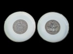 Hutschenreuther, dois (2) pratos decorativos confeccionados em porcelana alemã na tonalidade branca, feitos para Munich Re (é uma das maiores companhias de resseguro do mundo em termos de prêmio subscrito), sendo 1 decorado por Duque Albert V e outro Luís IV (Ludwig IV), imperador do Sacro Império Romano-Germânico, ambos com pintura prateada e filetes na borda, medindo 14,5cm de diâmetro.