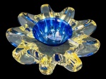 MURANO, um (1) cinzeiro confeccionado em vidro de Murano em tom amarelado translúcido com interior na cor azul com moldagem em ondulações, medindo 6x16cm.