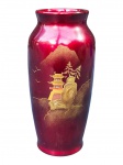 Royal Maruni, um (1) pequeno vaso confeccionado em porcelana com pintura laqueada na tonalidade vermelha, decorado por pagode oriental, montanhas e arvoredos em ouro com realces em relevo, medindo 13x5cm.