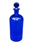VIDRO, uma (1) licoreira confeccionada em vidro na tonalidade azul, medindo 24,5cm de altura.