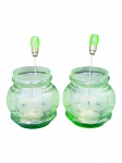 VIDROS, par (2) de recipientes em vidro na tonalidade verde, decorado por espirais em tom fosco, apresentam bicados na borda, acompanham par de conchas metálicas com cabo em vidro, também, na tonalidade verde, com leves sinais de oxidação, recipientes medem 14x9cm e conchas 23,5cm.