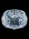 DEMI-CRISTAL, um (1) cinzeiro confeccionado em demi-cristal translucido com lapidação de frutos e folhagens em satine, medindo 5x15x15cm.