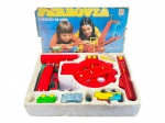 COLECIONISMO, um (1) conjunto de ferrovia infantil Ferrovia  A Estação da Mina, da manufatura Estrela, composto por locomotiva, vagões, trilhos e acessórios em plástico colorido, acondicionado em berço de isopor e acompanhado de sua caixa original. Apresenta sinais de uso e desgaste compatíveis com a idade, com avarias e perdas na embalagem. Conjunto possivelmente incompleto, vendido no estado e conforme apresentado nas imagens.