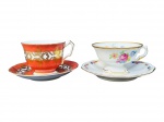 PORCELANAS, duas (2) xícaras de coleção para chá com seus respectivos pires, sendo: A) AYNSLEY (Inglaterra), 1 na tonalidade branca com pintura na tonalidade rosa, decorada por espessa faixa branca com guirlanda vegetalista e filetes em ouro, medindo 7x11x8,5cm e B) SCHMIDT, 1 na tonalidade branca com pintura de flores e folhagens em policromia com filetes em ouro com leves falhas, medindo 6x12x10cm.