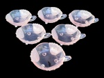 VIDROS, seis (6) xícaras para sobremesa confeccionadas em vidro prensado na tonalidade rosa com moldagem de pétalas em relevo com ondulações na borda, possuem pequenos bicados de fabricação na borda, medindo 4,5x14,5x12cm.