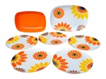 Goyana Ornamin, lote com sete (7) peças confeccionadas em melanina, sendo: A) 1 travessa funda na tonalidade abóbora, medindo 6x29x19cm e B) 1 travessa e 5 pratos rasos com pintura floral em policromia, travessa medindo 36x25cm e pratos 25cm.