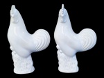ESCULTURAS, par (2) de esculturas confeccionadas em faiança na tonalidade branca representando galos, ambas apresentam bicados, vide foto, medindo 34x21x10cm.