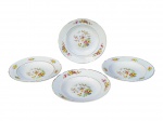 PORCELANA REAL, quatro (4) pratos fundos confeccionados em porcelana nacional na tonalidade branca, pintura de elementos florais e vegetalistas e centro reservando faisões em policromia com filetes em ouro, leves falhas na douração, medindo 23,5cm de diâmetro.