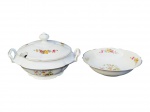 PORCELANA REAL, duas (2) peças, sendo: A) 1 sopeira, medindo 17x29x20cm e B) 1 saladeira, medindo 6,5x24cm, confeccionados em porcelana nacional na tonalidade branca, pintura de elementos florais e vegetalistas e centro reservando faisões em policromia com filetes em ouro, falhas na douração.