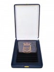 MILITARIA, uma (1) placa confeccionada em cristal na tonalidade fumê com decoração em ouro representando o brasão de homenagem do Comando do 3º Distrito Naval (COM3DN) da Marinha do Brasil, com sede em Natal, Rio Grande do Norte, acondicionado em estojo na tonalidade preta com leves desgastes, placa medindo 20x13cm.