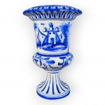 FAIANÇA FRANCESA, um (1) vaso confeccionado em faiança vitrificada na tonalidade branca, decorado por caneluras e cena campestre com animais na tonalidade azul, apresenta colado na base, medindo 23x15cm.