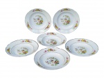 PORCELANA REAL, seis (6) pratos fundos confeccionados em porcelana nacional na tonalidade branca, pintura de elementos florais e vegetalistas e centro reservando faisões em policromia com filetes em ouro, falhas na douração, medindo 23,5cm de diâmetro.