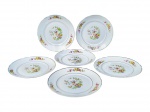 PORCELANA REAL, seis (6) pratos rasos confeccionados em porcelana nacional na tonalidade branca, pintura de elementos florais e vegetalistas e centro reservando faisões em policromia com filetes em ouro, falhas na douração, medindo 24,5cm de diâmetro.