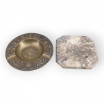 BRONZE e MÁRMORE, dois (2) cinzeiros, sendo: A) 1 confeccionado em bronze com rico cinzelado de elementos vegetalistas, coroa sacra, brasão heráldico e cruz, medindo 17,5cm de diâmetro e B) 1 oitavado confeccionado em mármore possivelmente italiano, medindo 15x15cm.