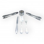 METAL PRATEADO, lote com seis (6) peças confeccionadas em metal espessurado a prata, sendo: A) 1 conjunto infantil da manufatura FRACALANZA, sendo 1 garfo, 1 colher e 1 faca, cinzelados por caneluras e fitas cruzadas, B) 1 porta guardanapo cinzelado por caneluras e fitas cruzadas, medindo 3x4cm e C) 2 quebra nozes ao estilo art noveau com decoração martelada e vasta oxidação.