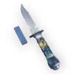 CUTELARIA, uma (1) faca militar confeccionada em aço inox marcado TAIWAN, cabo em material plástico com pintura camufalhada, finalizado por bússola, acondicionado em bainha em couro sintético com pedra de afiar, medindo 31cm de comprimento.