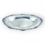 METAL PRATEADO, uma (1) travessa oval confeccionada em metal espessurado a prata da manufatura COMMUNITY, design Sheffield, cinzelado por elementos vegetalistas com borda em relevo e recortes, medindo 35x19cm.