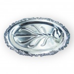 METAL PRATEADO, uma (1) travessa para assados confeccionada em metal espessurado a prata da manufatura COMMUNITY, design Sheffield, cinzelado por elementos vegetalistas com borda em relevo e recortes, apoiado sobre 4 pés finalizados em concheados, medindo 46x31,5cm. Sinais de uso.