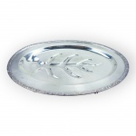 METAL PRATEADO, uma (1) travessa para assados confeccionado em metal espessurado a prata da manufatura NATIONAL, cinzelado por guirlanda vegetalista nas bordas e pés finalizados em volutas, apresentando leve perca na prateação e pequena mossa na borda, medindo 41x30,5cm.