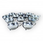 METAL PRATEADO, doze (12) taças para sobremesa de dois modelos confeccionados em metal espessurado a prata da manufatura EBERLE, sendo 6 com corpo liso e pés em bola, medindo 5x11x8,5cm e 6 com alça cinzelada por folhagens e pontilhados e pés curvos, medindo 4x11,5x8,5cm. Falhas na prateação.
