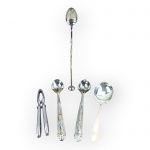 METAL PRATEADO, lote com cinco (5) peças confeccionadas em metal espessurado a prata, sendo: A) 1 colher bailarina com cabo torcido, B) 1 colher para arroz com falhas na prateação, C) 2 colheres para servir sorvete e D) 1 quebrador de nozes em aço inox.