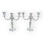 PRATA DE LEI, par (2) de candelabros para três velas, reversível para castiçais, confeccionados em PRATA DE LEI, da manufatura PREISNER, contrastado STERLING WEIGHTED, com recheio interno (possivelmente breu), corpo balaustre, hastes curvas, base circular escalonada, medindo 26x26cm e peso total bruto 1,310kg.