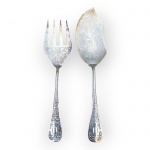 Württembergische Metallwarenfabrik WMF, dois (2) talheres de servir peixe, sendo: A) 1 garfo e B) 1 espátula, confeccionados em metal alemão espessurado a prata, rico cinzelado vegetalistas com recortes e vazados, apresentando marcas do tempo, vide foto.