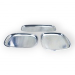 METAL INOX, lote com três (3) travessas confeccionadas em aço inox da manufatura MERIDIONAL, sendo: A) 1 para peixe, medindo 52x22cm, B) 1 retangular, medindo 39,5x28cm e C) 1 quadrangular, medindo 33,5x33,5cm. Sinais de uso.
