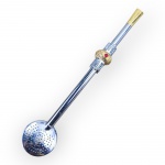 METAL PRATEADO, uma (1) pequena bomba para chimarrão confeccionada em metal prateado, haste cilíndrica com botão de rosa em metal dourado com incrustação de pedrarias vermelhas com boquilha em metal dourado, medindo 16cm.