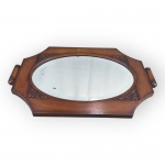 DIVERSOS, uma (1) bandeja retangular confeccionada em madeira com entalhes vegetalistas em baixo relevo, fundo oval espelhado em bisote com leves sinais de oxidação, alças laterais torneadas, medindo 71x47cm.