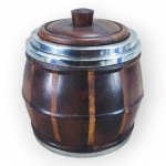 DIVERSOS, um (1) balde para gelo confeccionado em madeira no feitio de barril, guarnições em metal prateado com leves pontos de oxidação, interior em material plástico, medindo 20x18cm. Pequena fissura natural na madeira.